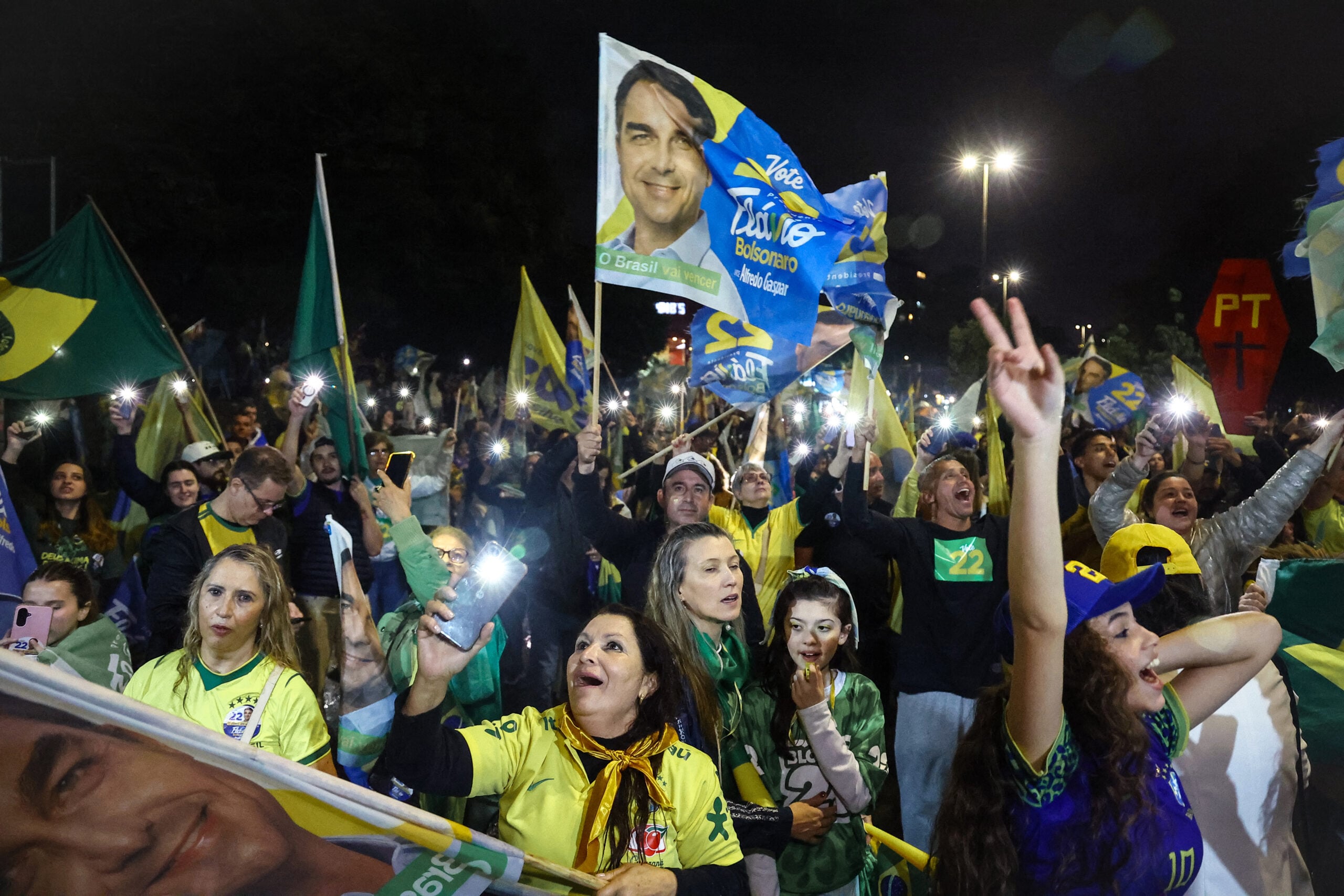Lula y Flávio Bolsonaro cabeza a cabeza en el balotaje en Brasil con 50% de urnas escrutadas