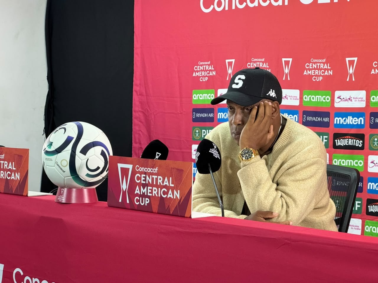 Hernán Medford se molestó en conferencia: «Clasificamos con méritos»