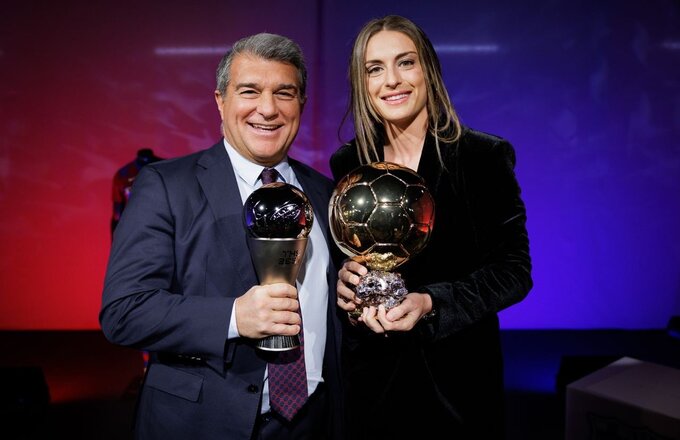 Joan Laporta, presidente del Fútbol Club Barcelona y Alexia Putellas con su Balón de Oro y el 'The Best'
