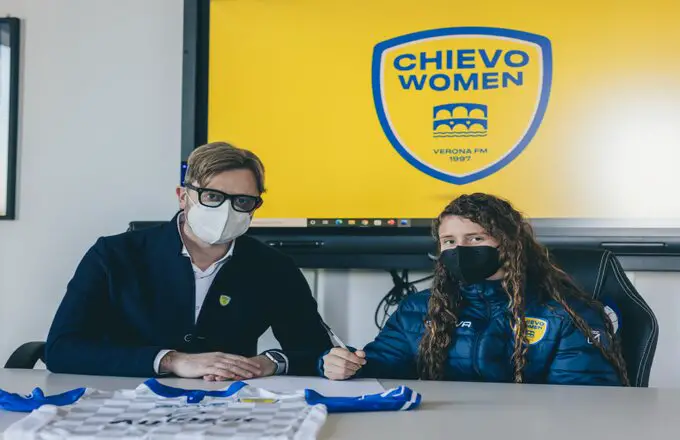 María Paula Salas en la firma de su contrato con el Chievo Verona Women. Foto: Tomada de las redes del club